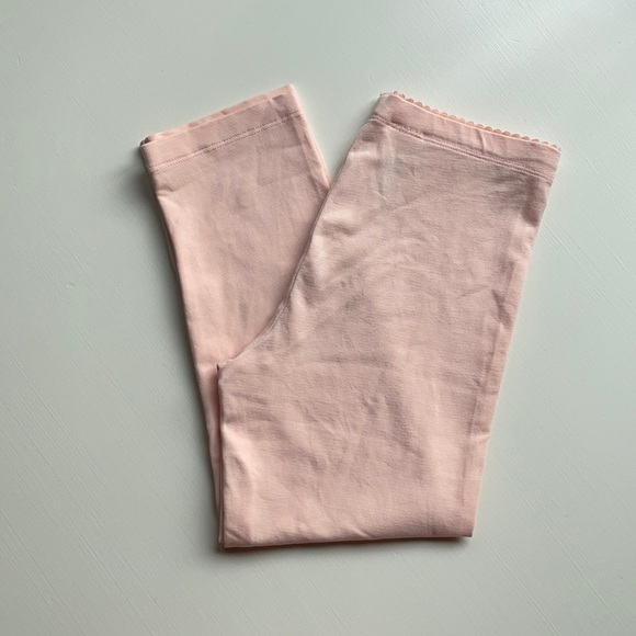 Tea Collection | Blush Peach Capri Leggings | 8 - Picture 2 of 11
